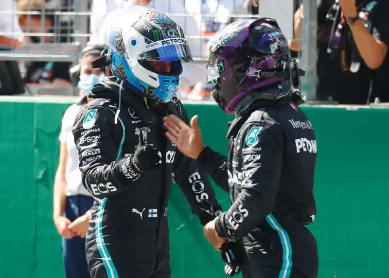 Alle spalle delle Mercedes Max Verstappen, poi al quarto la McLaren di Norris. Fiasco Ferrari: Charles Leclerc è settimo, Sebastian Vettel addirittura undicesimo.