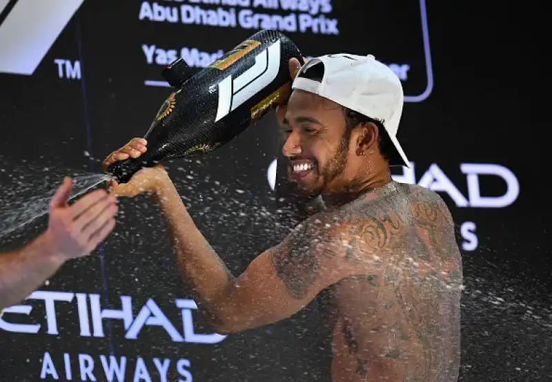 Lewis Hamilton vince il Gran Premio di Abu Dhabi e chiude da dominatore assoluto il Mondiale di Formula 1, con 11 vittorie. Secondo posto per Vettel, poi Verstappen.