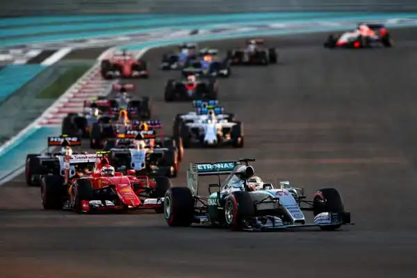 Rosberg straccia Hamilton e le Ferrari. Nuova doppietta della Mercedes ad Abu Dhabi, Vettel rimonta fino al quarto posto.
