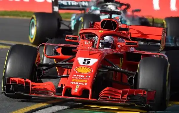 Grazie a una gara magistrale e a una strategia perfetta il tedesco è riuscito a battere Hamilton e a vincere il GP d'Australia, terzo Raikkonen.