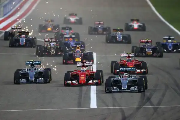 Vince Lewis. Kimi 2°, errore Vettel. Hamilton trionfa in Bahrain, gara in chiaroscuro per i piloti Ferrari.