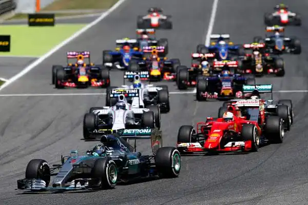 La Mercedes domina, Vettel terzo. Rosberg conquista la prima vittoria stagionale, Hamilton secondo consolida la sua leadership.