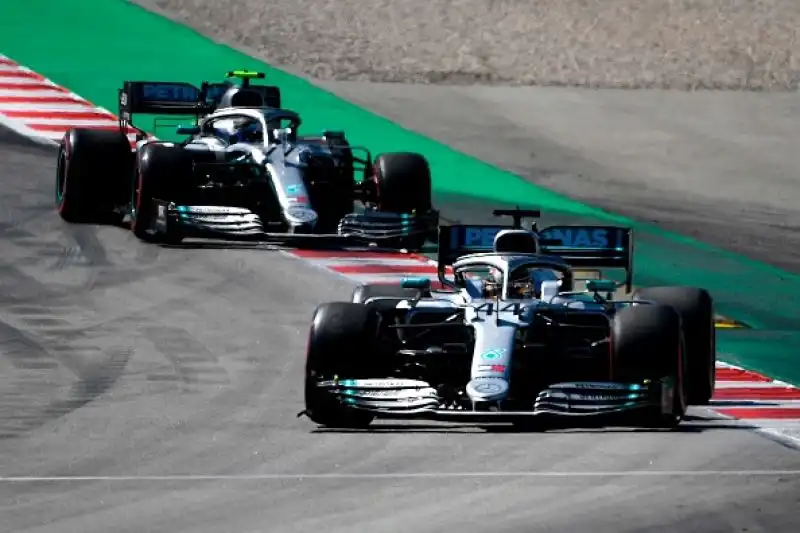VIttoria per il britannico Lewis Hamilton davanti al compagno di scuderia Bottas e alla Red Bull di Verstappen. Quarte e quinte le Ferrari di Vettel e Leclerc.