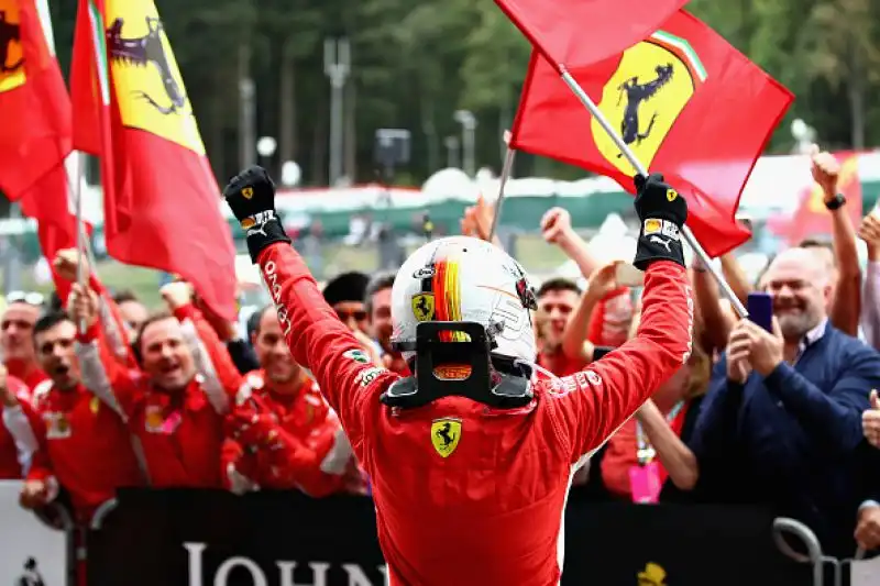 Ora il ferrarista è staccato di soli 17 punti dal pilota britannico della Mercedes.