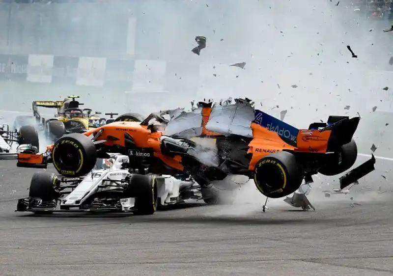 Ora il ferrarista è staccato di soli 17 punti dal pilota britannico della Mercedes.