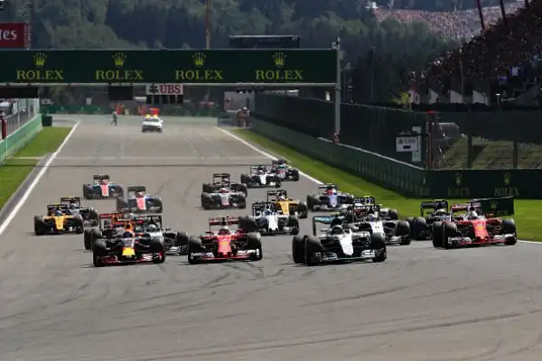 Rosberg domina, Vettel limita i danni: sesto. A Spa il pilota tedesco si riavvicina ad Hamilton in classifica generale.