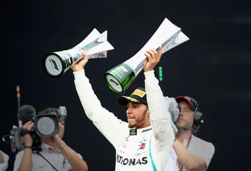 Il britannico vince anche il GP del Brasile davanti a Verstappen e a Raikkonen.  Solo sesto l'altro ferrarista Vettel.