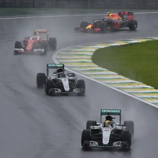 Hamilton vince la corsa infinita, Verstappen show. Il britannico trionfa in un Gp del Brasile surreale e tiene vive le speranze iridate. Vettel quinto.