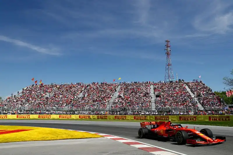 Vettel, braccato da Hamilton, è andato lungo nell’affrontare una chicane . Quando è rientrato è riuscito a restare davanti all’inglese, ma lo ha chiuso, manovra giudicata scorretta dai giurati.
