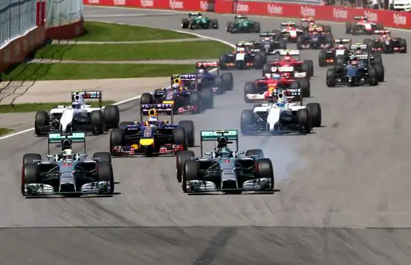 Canada, trionfa Ricciardo, Alonso 6°. Mercedes in crisi, prima vittoria in carriera per l'australiano davanti a Rosberg. Hamilton fuori, Rosse a punti. Botto tra Massa e Perez.