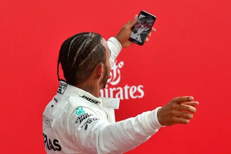 Il tedesco si ritira per un suo errore nella pioggia mentre era autorevolmente in testa: gioco da 32 punti per l'inglese della Mercedes.