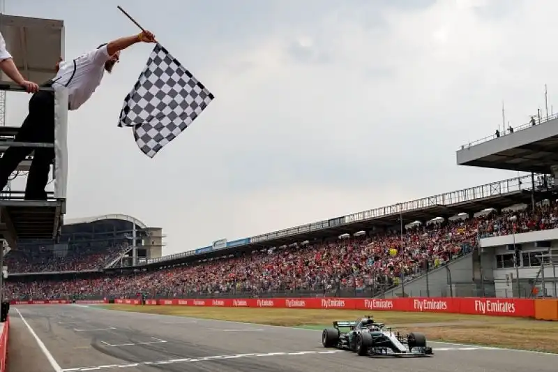 Il tedesco si ritira per un suo errore nella pioggia mentre era autorevolmente in testa: gioco da 32 punti per l'inglese della Mercedes.
