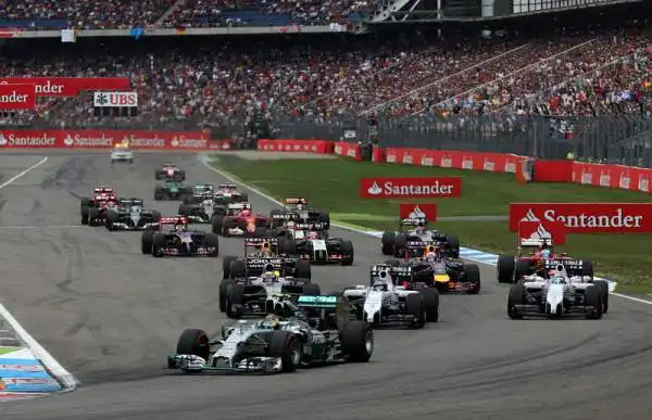 Trionfo Rosberg, Alonso lotta: quinto. Il tedesco della Mercedes domina a Hockenheim in una gara piena di emozioni. Hamilton ottimo terzo, Alonso sgomita con le Red Bull. Incidente per Massa.