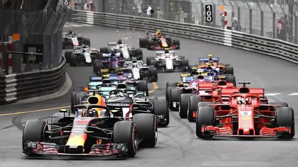 L'australiano della Red Bull, partito dalla pole position, nonostante un problema alla sua monoposto è riuscito a tenersi alle spalle Vettel, Hamilton, Raikkonen e Bottas.