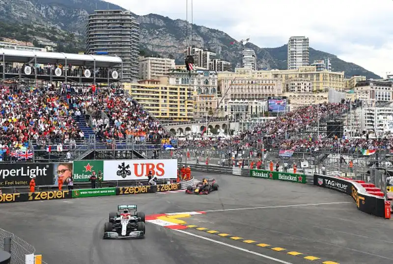 Sul podio alle spalle del britannico la Ferrari di Vettel, terzo Bottas. Quarto Verstappen giunto secondo al traguardo ma penalizzato di 5 secodni per una manovra pericolosa in uscita dai box.