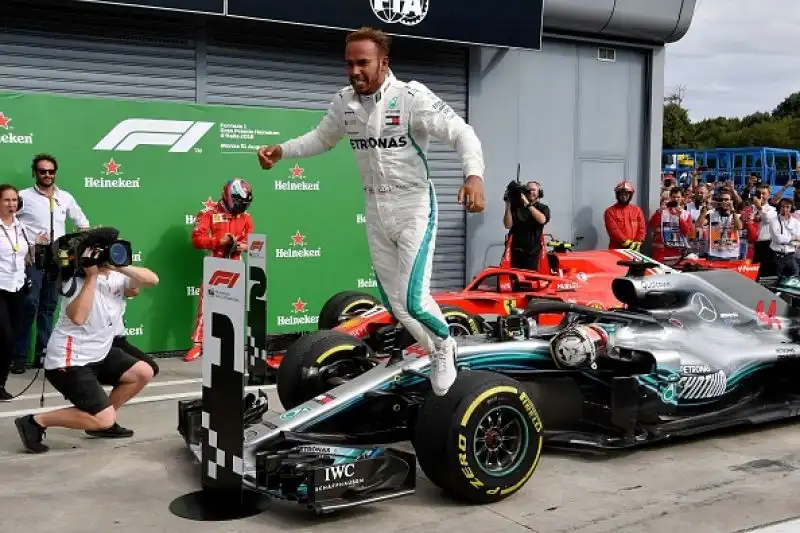 Lewis Hamilton trionfa nella gara di casa della scuderia di Maranello davanti a Raikkonen e Bottas e allunga in classifica generale.