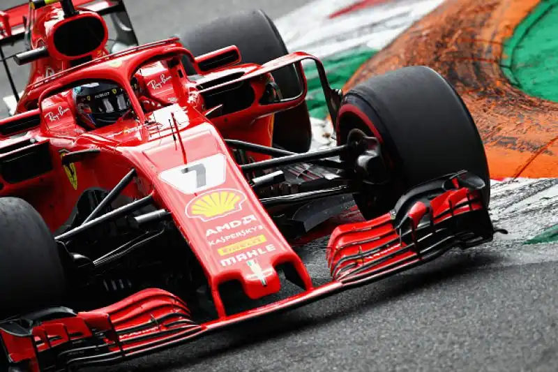 Lewis Hamilton trionfa nella gara di casa della scuderia di Maranello davanti a Raikkonen e Bottas e allunga in classifica generale.