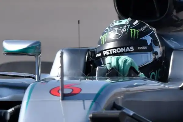 Poker di Rosberg, Kimi sul podio. Il tedesco domina in Russia e allunga su Hamilton, secondo. Vettel tamponato e ritirato.