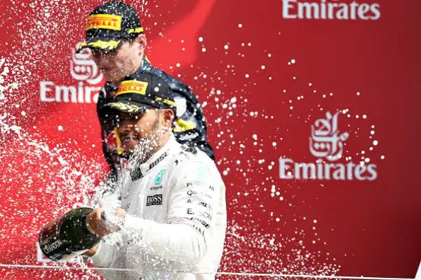 Hamilton domina, Ferrari anonime. L'inglese profeta in patria a Silverstone.