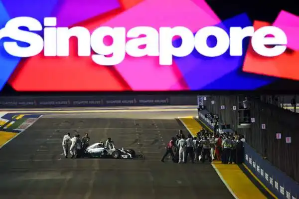 Singapore è di Hamilton, Alonso 4°. Il circuito cittadino di Marina Bay sorride all'inglese: vince nonostante una Safety Car lo costringa a girare al massimo. Rosberg costretto al ritiro.