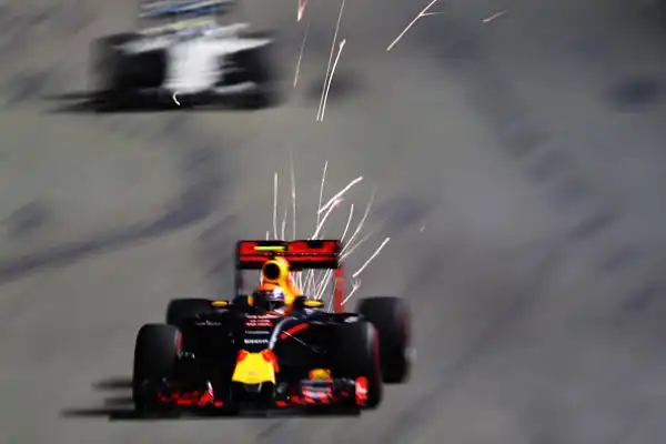 Rosberg, vittoria e sorpasso Mondiale. Ferrari giù dal podio.