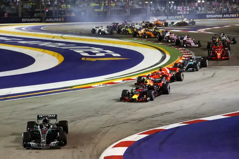 A Marina Bay il pilota della Mercedes domina dall'inizio alla fine.