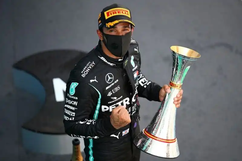 Alle spalle del podio Sergio Perez, Stroll e Sainz. Vettel settimo grazie ad una buona gestione delle gomme davanti ad Albon, Gasly e Norris.