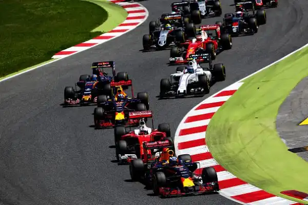 Fenomeno Verstappen, Ferrari sul podio. L'olandese ottiene la sua prima vittoria in Formula 1 davanti a Kimi Raikkonen e Sebastian Vettel.