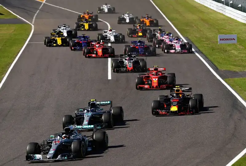 Sul podio con il pilota britannico Bottas e Verstappen. Vettel finisce in testa coda nelle prime fasi della corsa e chiude al sesto posto, Raikkonen è solo quinto.
