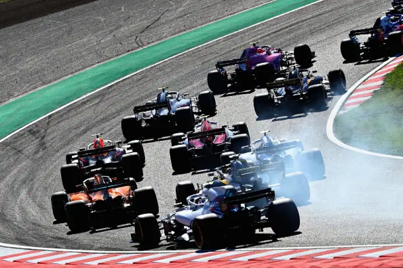 Sul podio con il pilota britannico Bottas e Verstappen. Vettel finisce in testa coda nelle prime fasi della corsa e chiude al sesto posto, Raikkonen è solo quinto.