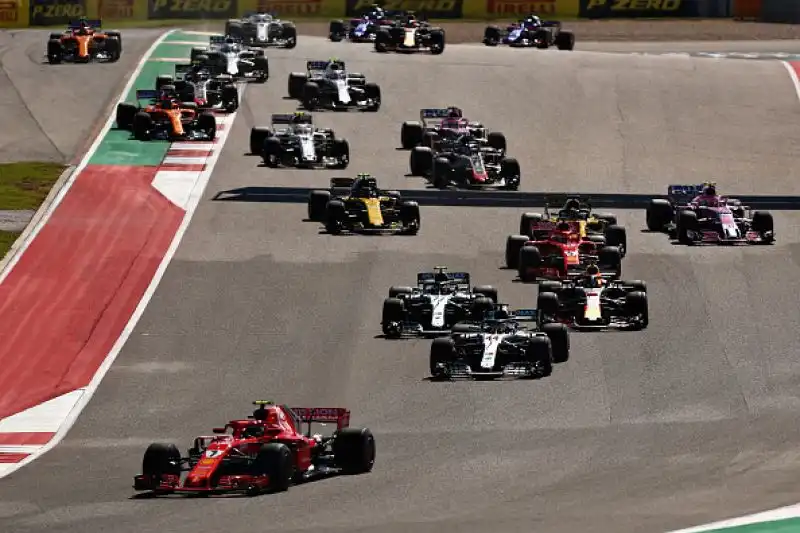 Il finlandese della Ferrari torna a vincere dopo cinque anni e mezzo: Vettel sbaglia ancora, rimonta e chiude quarto dietro all'inglese.