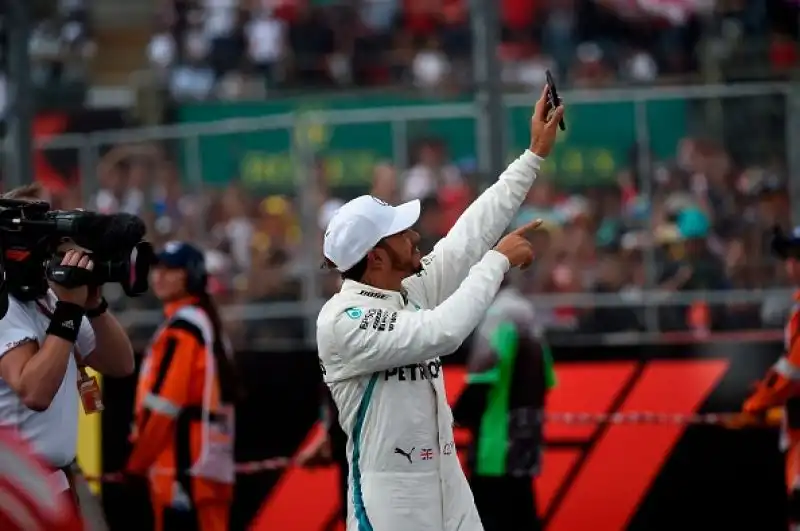 Nella terzultima gara della stagione Lewis Hamilton ha fatto festa entrando nella leggenda del proprio sport grazie al quinto titolo della carriera.
