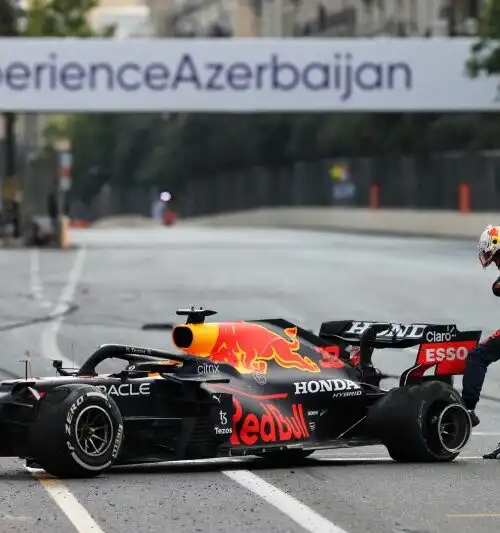 F1, il dramma sportivo di Max Verstappen. Le foto