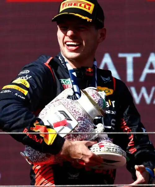 F1, incredibile: Lando Norris rompe il trofeo di Max Verstappen. Le foto