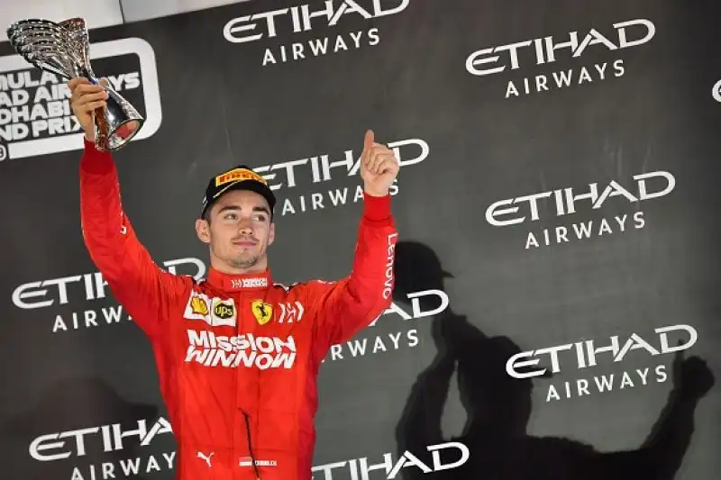Sul podio con il pilota britannico Verstappen e Leclerc, seguiti da Bottas, Vettel e Albon.