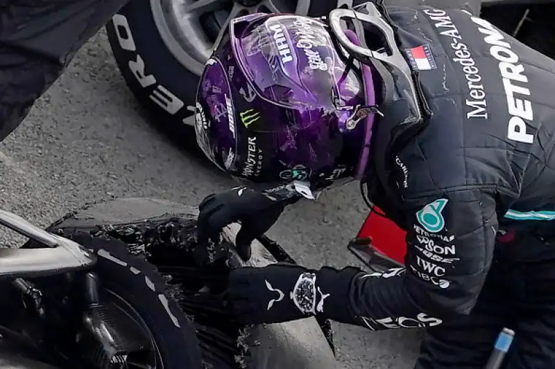 Lewis Hamilton conquista in modo incredibile il Gran Premio di Gran Bretagna e Charles Leclerc a sorpresa si assicura il secondo podio stagionale.
