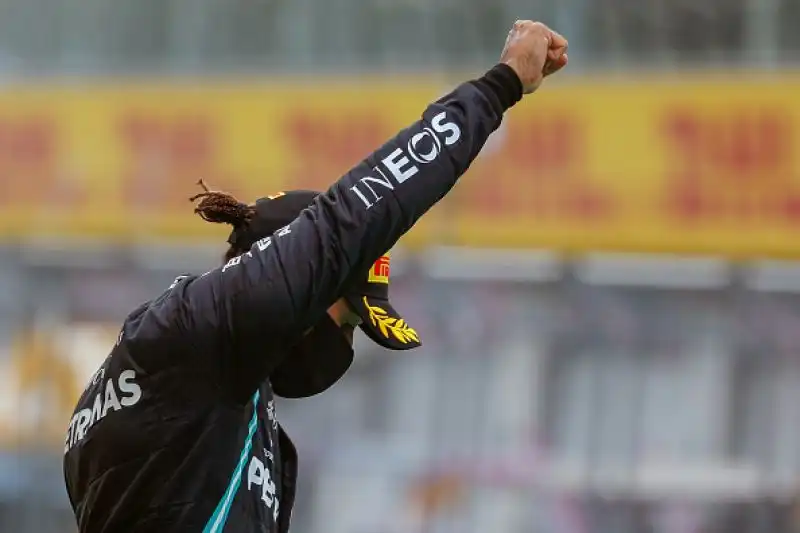 Hamilton ha vinto davanti a Bottas e Verstappen, Vettel e Leclerc entrano in contatto tra loro al primo giro e sono subito fuori gara.