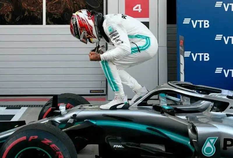 Hamilton ha vinto a Sochi davanti al compagno Bottas, terza la Ferrari di Leclerc.