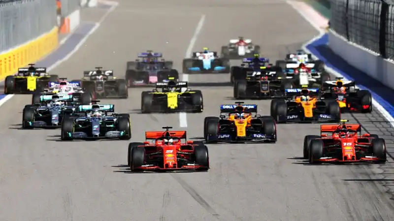 Hamilton ha vinto a Sochi davanti al compagno Bottas, terza la Ferrari di Leclerc.