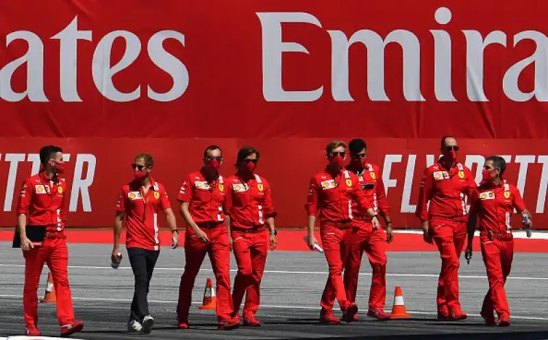 Dopo lo stop causato dalla pandemia di Coronavirus sono scese in pista finalmente le monoposto di F1, con la novità delle Mercedes in livrea nera.