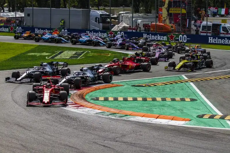 Il pilota del Principato vince i duelli con Hamilton e Bottas davanti a 100mila tifosi ferraristi.