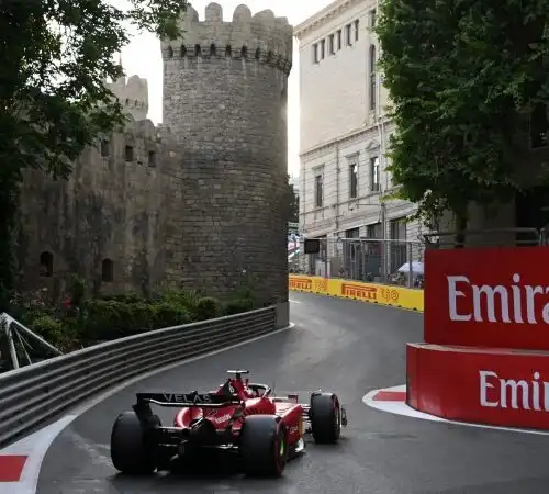 F1, pole position Ferrari: Leclerc fulmina Verstappen nelle qualifiche del Gp di Azerbaigian. Le foto