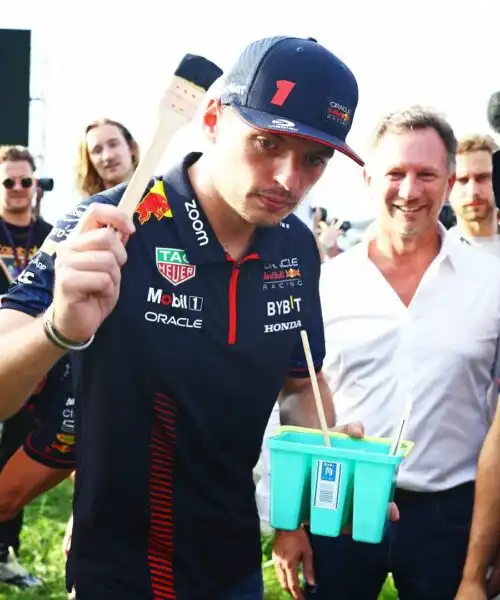 F1, Max Verstappen e colleghi si buttano tra le api: immagini
