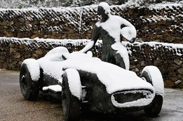 Il meteo anomalo condiziona anche la F1. L'inizio della sessione mattutina della terza giornata di prove al Montmelò è stato rinviato a causa della nevicata notturna.