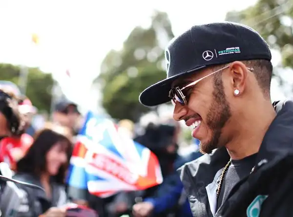 Hamilton fa il vuoto anche nella seconda sessione di prove Libere al GP d'Australia. Il pilota della Mercedes ha fatto registrare il miglior tempo (1'38"841). Alle sue spalle Hulkenberg e Raikkonen.
