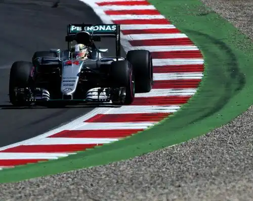 Succede di tutto ma la pole è di Hamilton
