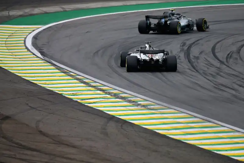 In Brasile, i piloti più veloci sono sempre gli stessi, ma a tenere banco sono le presunte irregolarità compiute da Hamilton e Vettel non sanzionati però dai commissari.