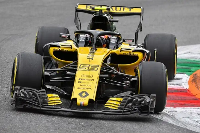 Dietro a Vettel il compagno di scuderia Raikkonen e le due Mercedes di Hamilton e Bottas.