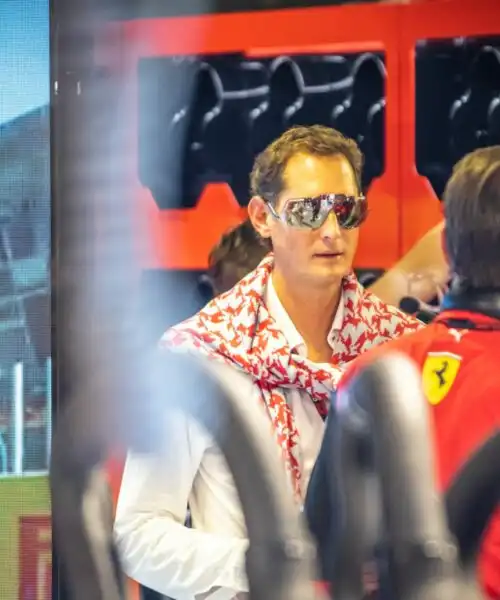 F1, sorpresa nel box Ferrari: a Monza c’è anche John Elkann, le foto