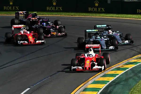 A Melborune le due Frecce d'argento chiudono al primo ed al secondo posto con Rosberg e Hamilton ma Vettel, terzo, è motlo vicino. Raikkonen costretto al ritiro. 